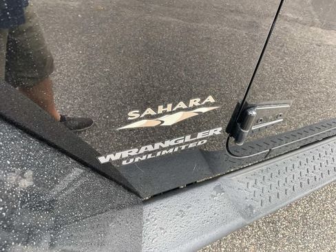 Used 2015 Jeep Wrangler Unlimited Sahara w/ Connectivity Group AWD/4WD image 13