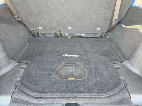 Used 2016 Jeep Wrangler Unlimited Sahara image 35