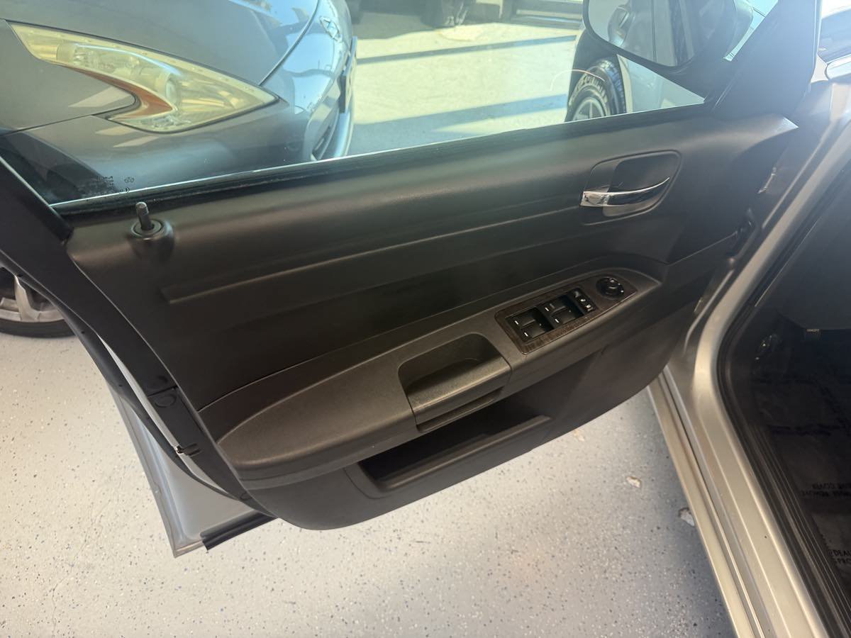 Used 2008 Chrysler 300 LX RWD image 23