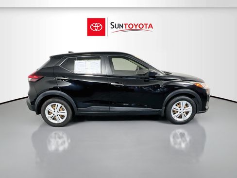 Used 2022 Nissan Kicks S FWD image 2