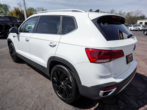 Used 2023 Volkswagen Taos SE w/ Black Wheel Package image 4