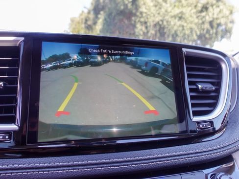 Used 2024 Chrysler Pacifica Limited FWD image 16