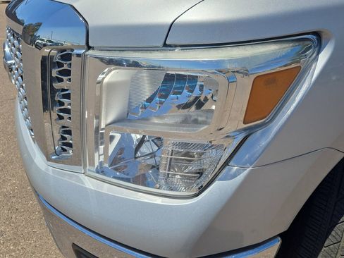 Used 2018 Nissan Titan SV w/ SV Convenience Package RWD image 16