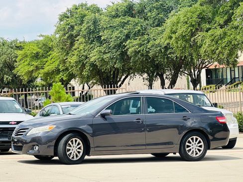 Used 2011 Toyota Camry XLE w/ XLE Extra-Value Pkg #2 FWD image 4