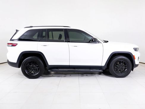 Used 2023 Jeep Grand Cherokee Laredo AWD/4WD image 26