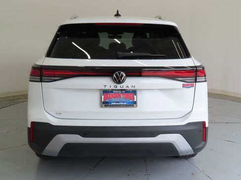 New 2026 Volkswagen Tiguan SE FWD image 4