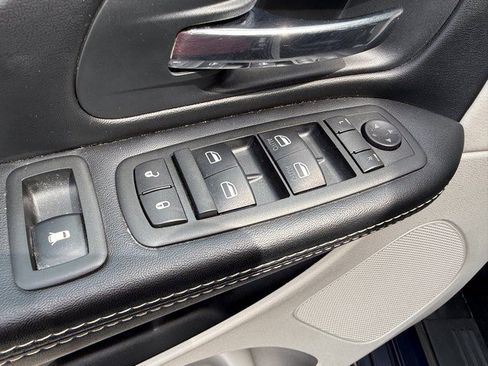 Used 2015 Chrysler Town & Country Touring-L w/ Driver Convenience Group FWD image 21