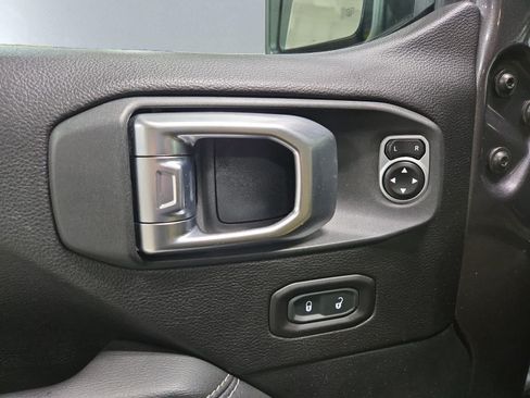 Used 2019 Jeep Wrangler Unlimited Sahara AWD/4WD image 15