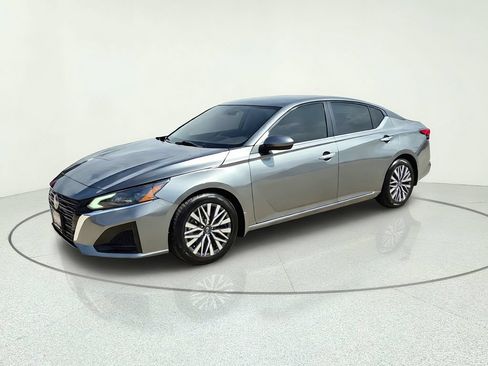 Used 2023 Nissan Altima 2.5 SV FWD image 2