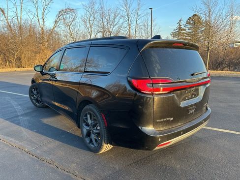 Used 2024 Chrysler Pacifica Limited w/ Uconnect Theater Family Group image 5