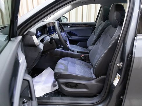 Used 2025 Volkswagen Tiguan SE w/ Panoramic Sunroof Package AWD/4WD image 13