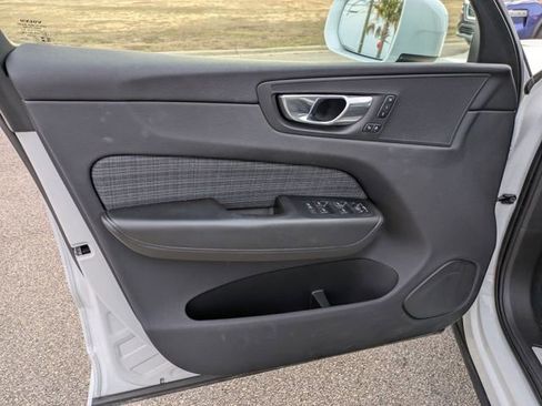 Used 2022 Volvo XC60 B5 Momentum image 11