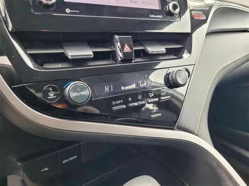 Used 2020 Toyota Camry SE image 14