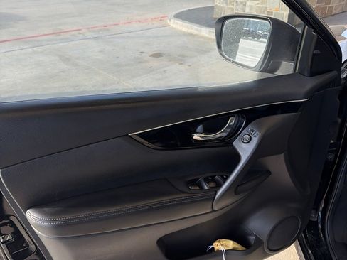 Used 2018 Nissan Rogue Sport SL FWD image 11