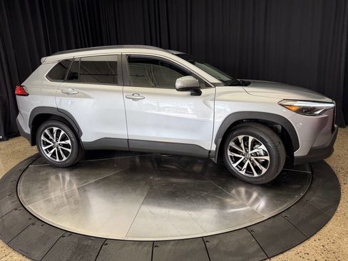 Used 2022 Toyota Corolla Cross XLE w/ Convenience Package AWD/4WD image 12