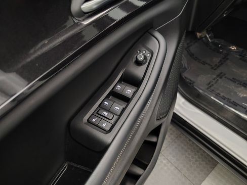 Used 2023 Jeep Grand Cherokee Laredo AWD/4WD image 19