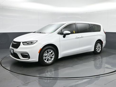 Used 2023 Chrysler Pacifica Touring-L image 3