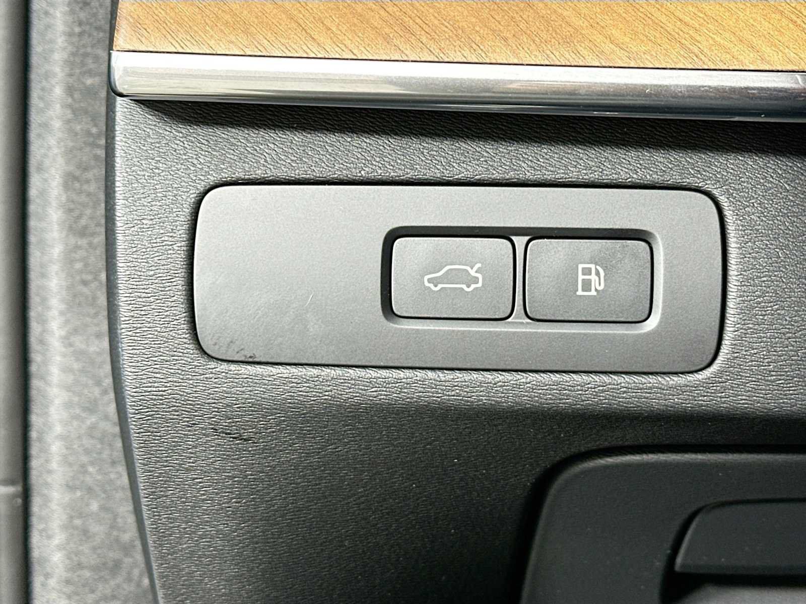 Certified 2025 Volvo XC90 T8 Plus w/ Protection Package Premier AWD/4WD image 8