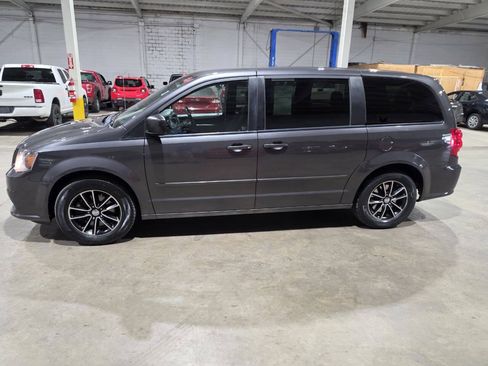 Used 2015 Dodge Grand Caravan SE w/ Quick Order Package 29E SE FWD image 4