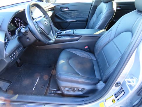 Used 2022 Toyota Avalon Limited image 38