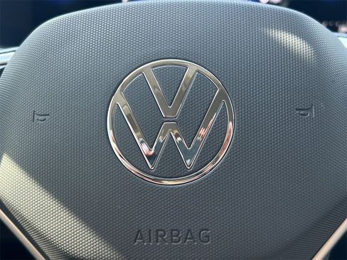 Used 2022 Volkswagen Tiguan SE image 39