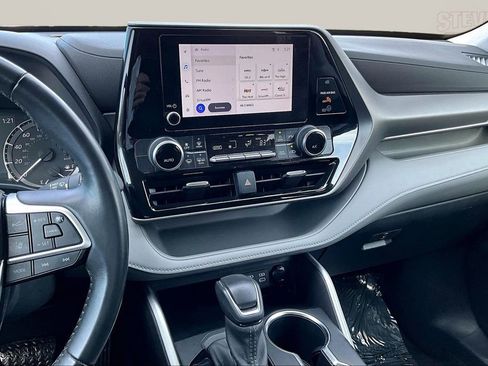 Used 2024 Toyota Highlander LE image 9