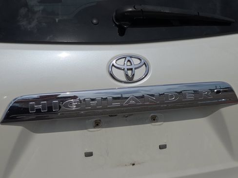 Used 2013 Toyota Highlander Plus FWD image 6