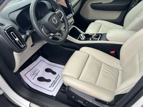 Used 2023 Volvo XC40 B5 Ultimate w/ Climate Package image 10