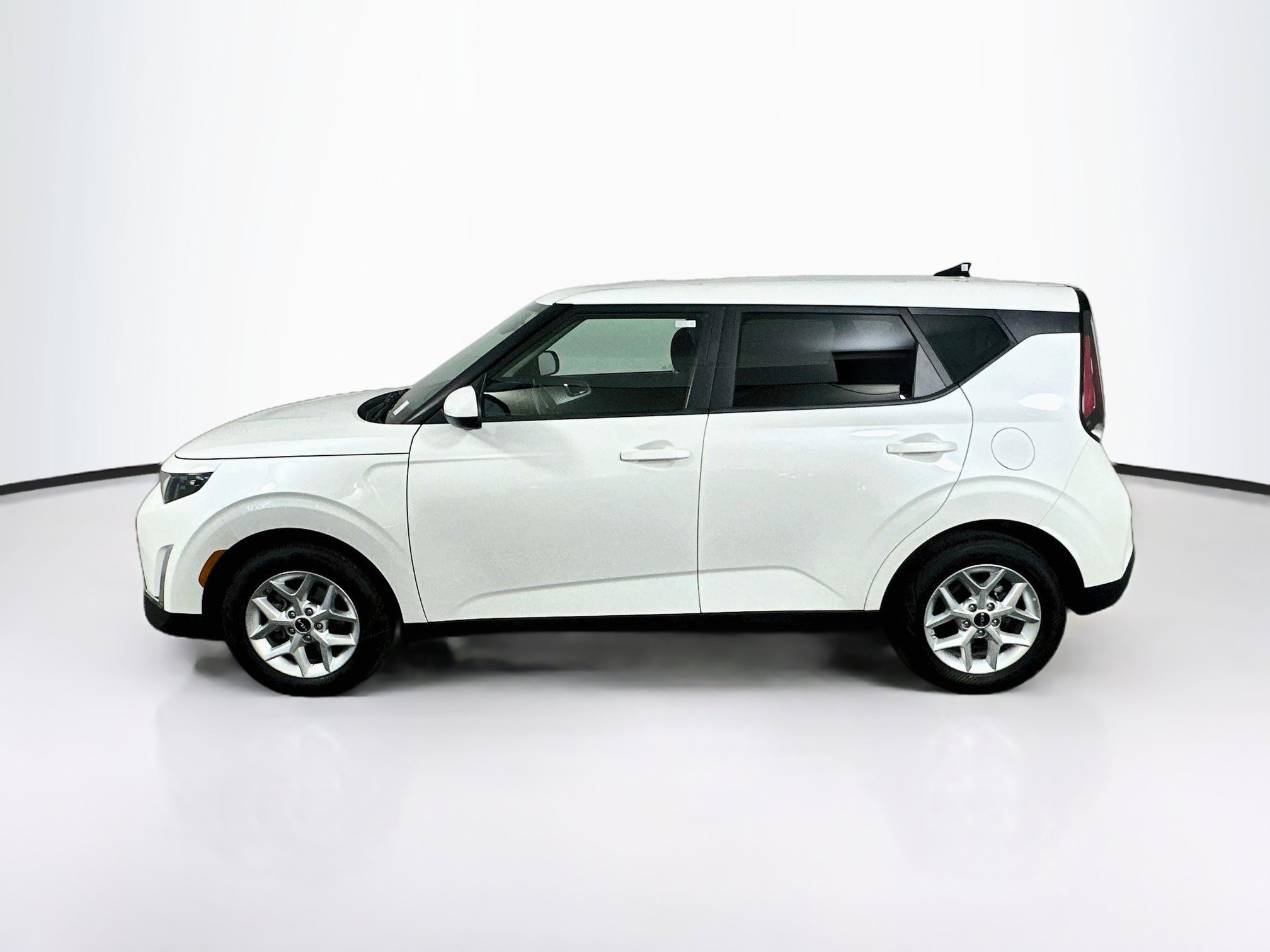 Used 2025 Kia Soul LX w/ LX Technology Package FWD image 4