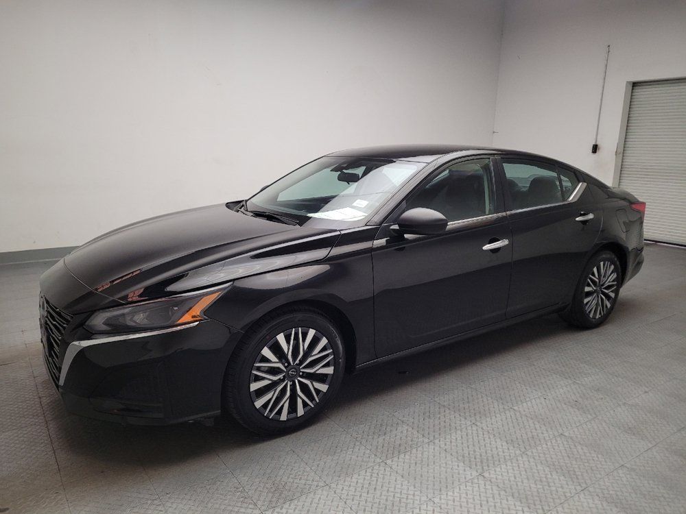 Used 2025 Nissan Altima 2.5 SV FWD image 2