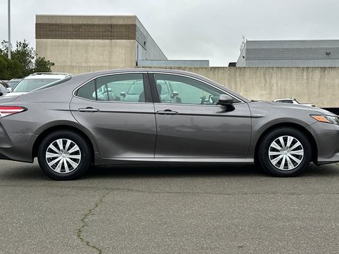 Used 2018 Toyota Camry LE image 6