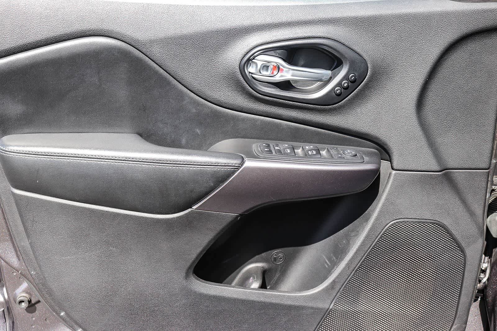 Used 2019 Jeep Cherokee Limited FWD image 20