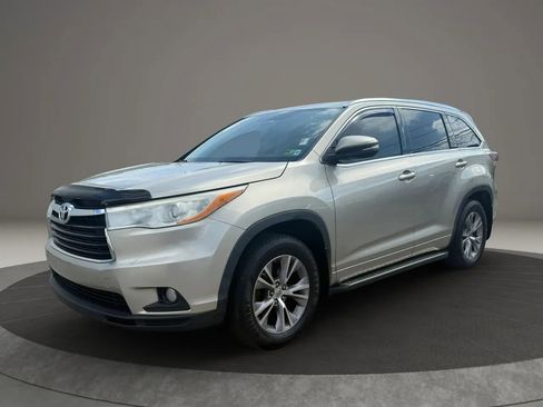 Used 2014 Toyota Highlander XLE FWD image 2