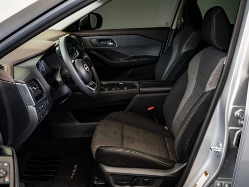 Used 2023 Nissan Rogue SV image 17