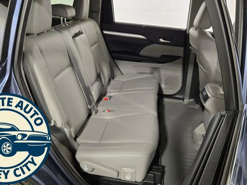 Used 2017 Toyota Highlander XLE image 40