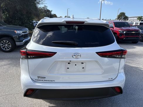 Used 2022 Toyota Highlander XLE image 6