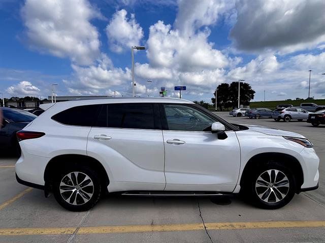 Used 2021 Toyota Highlander XLE FWD image 2