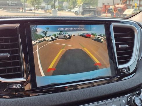 Used 2025 Chrysler Pacifica Select FWD image 8
