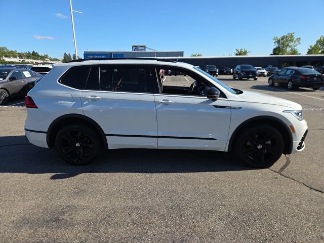 Used 2024 Volkswagen Tiguan SE R-Line AWD/4WD image 4