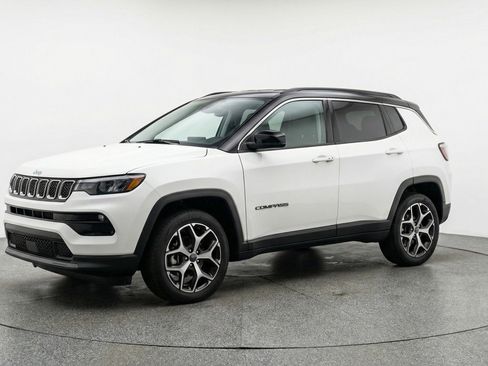Used 2025 Jeep Compass Limited image 3