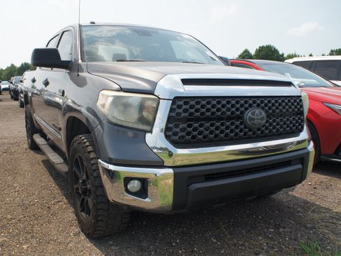Used 2018 Toyota Tundra SR5 w/ SR5 Upgrade Package AWD/4WD image 3