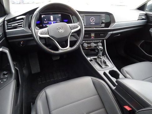 Used 2022 Volkswagen Jetta SE image 16