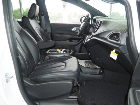 New 2027 Chrysler Pacifica Select AWD/4WD image 8