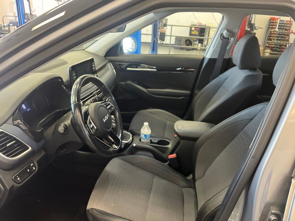 Used 2023 Kia Seltos S AWD/4WD image 4