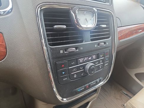 Used 2016 Chrysler Town & Country Touring w/ Driver Convenience Group image 17