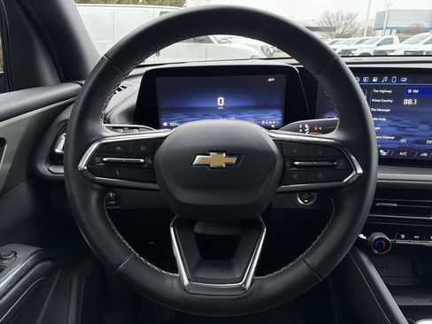 Used 2025 Chevrolet Traverse LT image 18