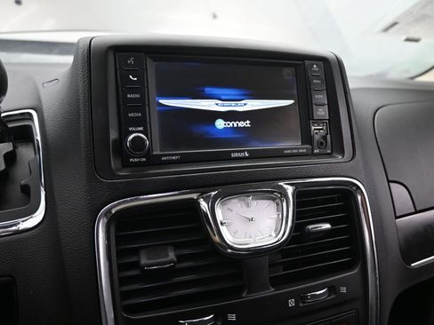 Used 2015 Chrysler Town & Country Limited image 34