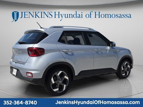 Used 2023 Hyundai Venue SEL FWD image 3