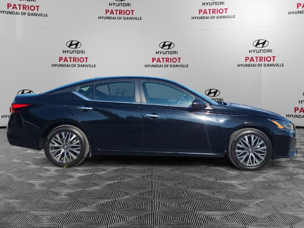 Used 2024 Nissan Altima 2.5 SV FWD image 2