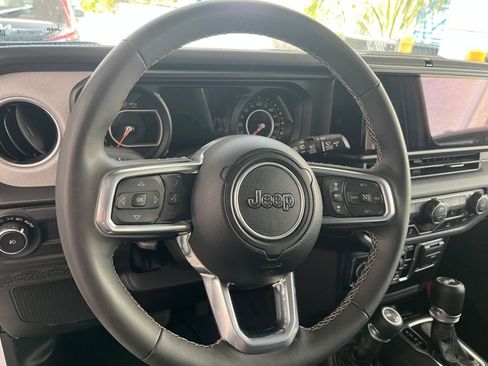 Used 2025 Jeep Wrangler Sahara image 28